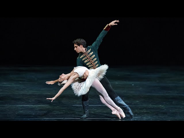 Swan Lake – Act II pas de deux (Francesca Hayward, Cesar Corrales; The Royal Ballet) class=