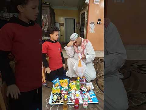 بيلم بواقي الاكل عشان ياكل