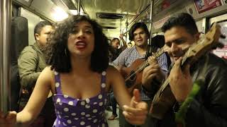 Flor Amargo feat. Los Pachamama en un vagón del metro interpretan "El feo"