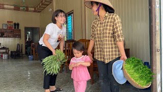 Human love and kindness:Single mother donated vegetables to repay the kindness of the kind shop owne