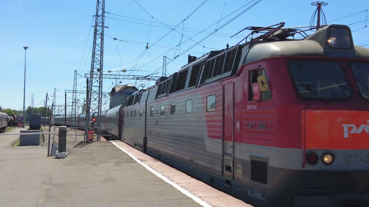 Электровоз ЧС7-260 с поездом №102 Москва-Ярославль прибывает на станцию Ярославль-Главный