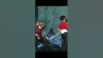 The butt hunter is getting creative 😭😭🤣😂 #straykids #kpop #shorts #leeknow #trending #youtube