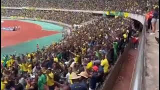 Yanga mashabiki wakiimba kivumbi na jasho