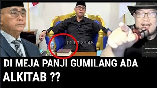 di meja panji gumilang ada alkitab?