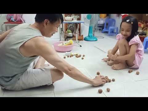Video Hai ba con mình chơi ô ăn quan - youtube