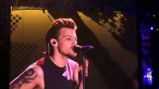 Video thumbnail of "18 - One Direction (Live)"