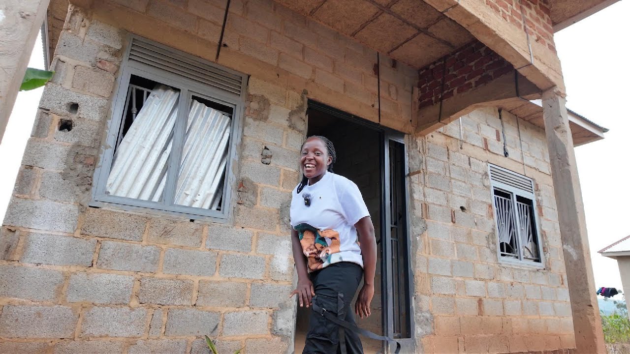 Прожив 4 года в Объединенных Арабских Эмиратах, она построила огромный недостроенный дом в сельск...