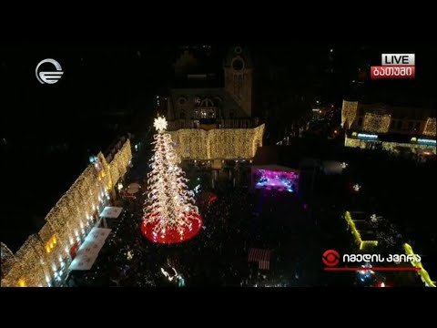 ბათუმში, ევროპის მოედანზე, მთავარი ნაძვის ხე საზეიმოდ აინთო