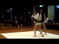 女子トレーナーの持つキックミット