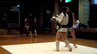 女子トレーナーの持つキックミット