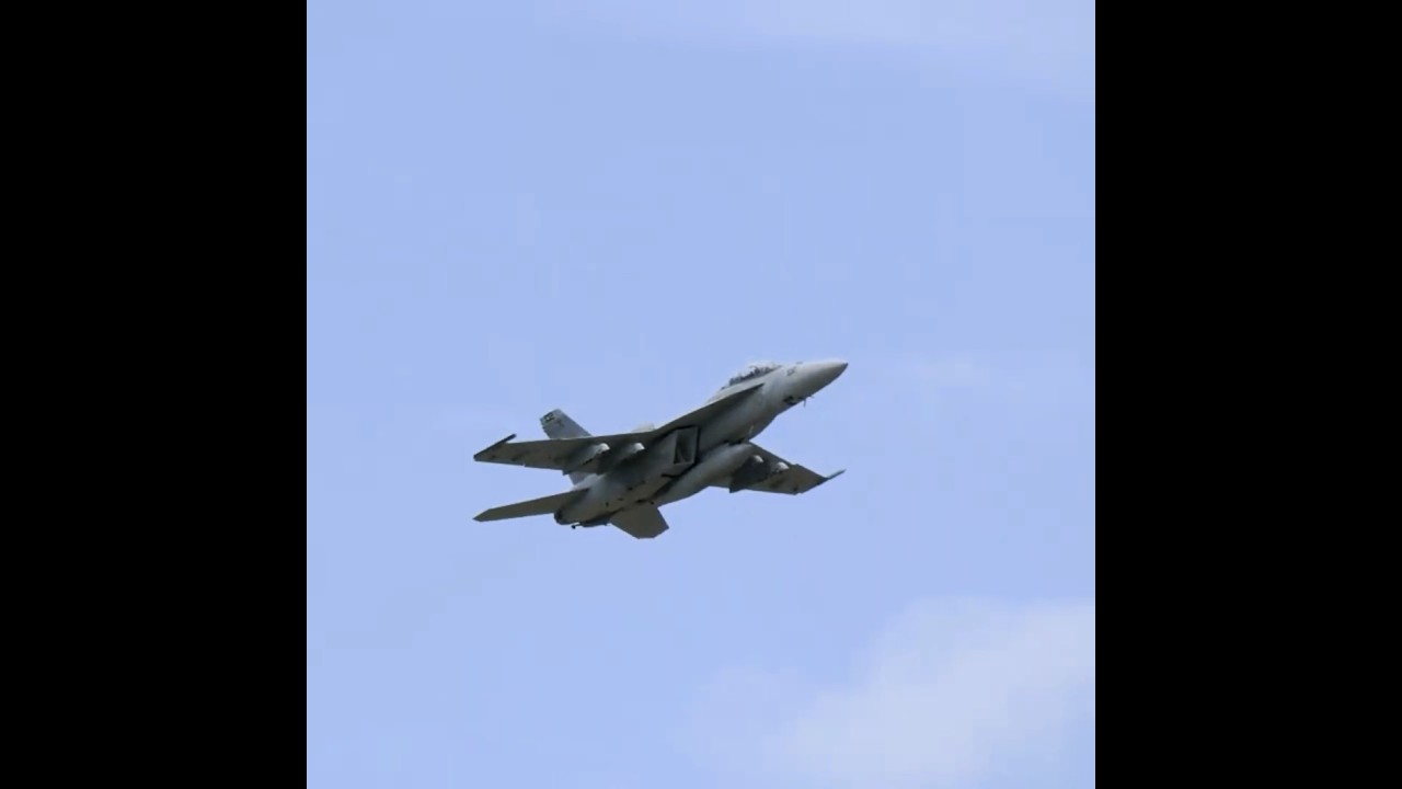 アメリカ海軍戦闘機F/A18スーパーホーネット1機が厚木基地を離着陸 NAF