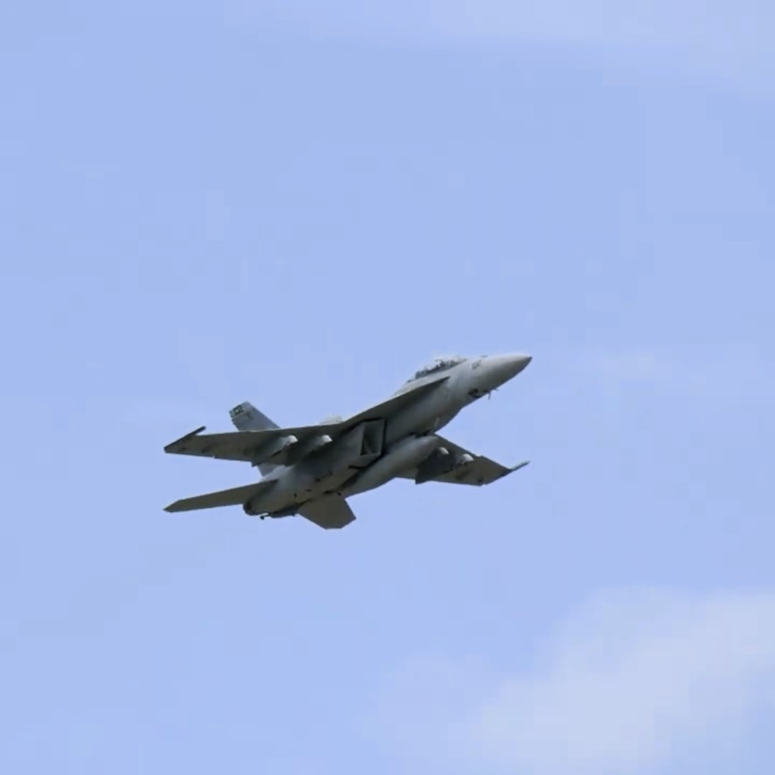 アメリカ海軍戦闘機F/A18スーパーホーネット1機が厚木基地を離着陸 NAF