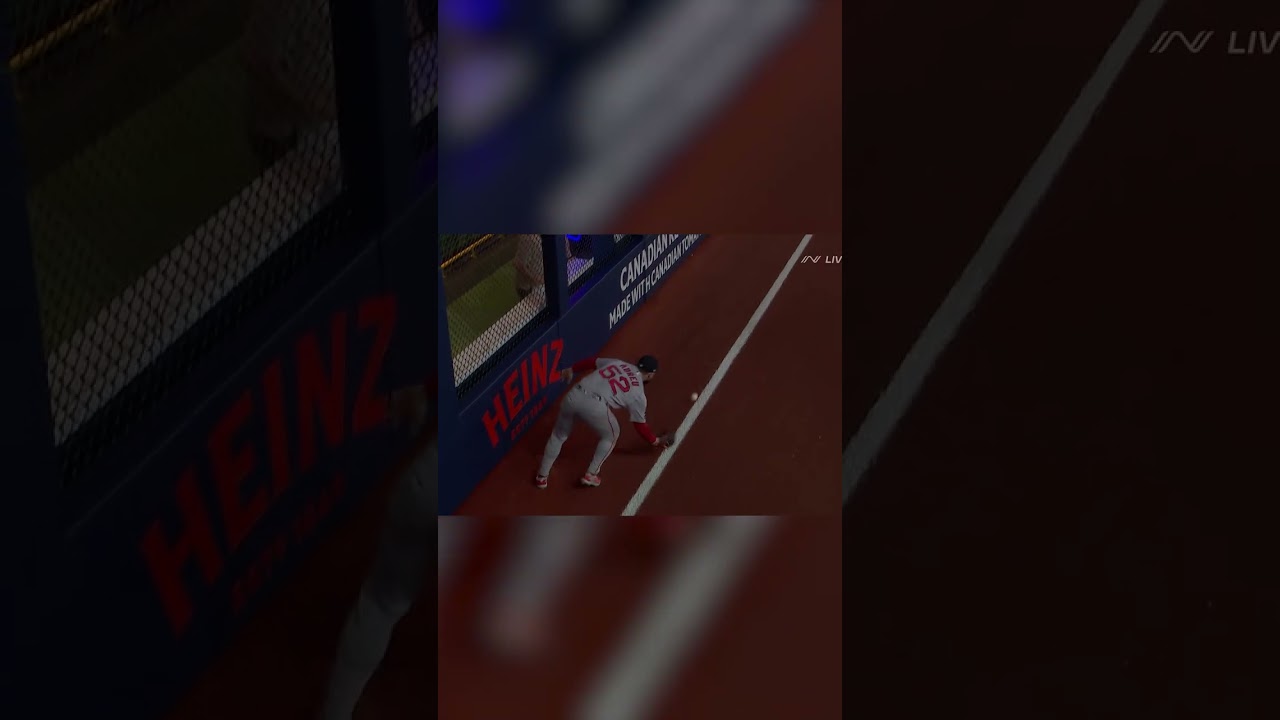 Wilyer Abreu unleashed a dart to nab Vladimir Guerrero Jr. 😱