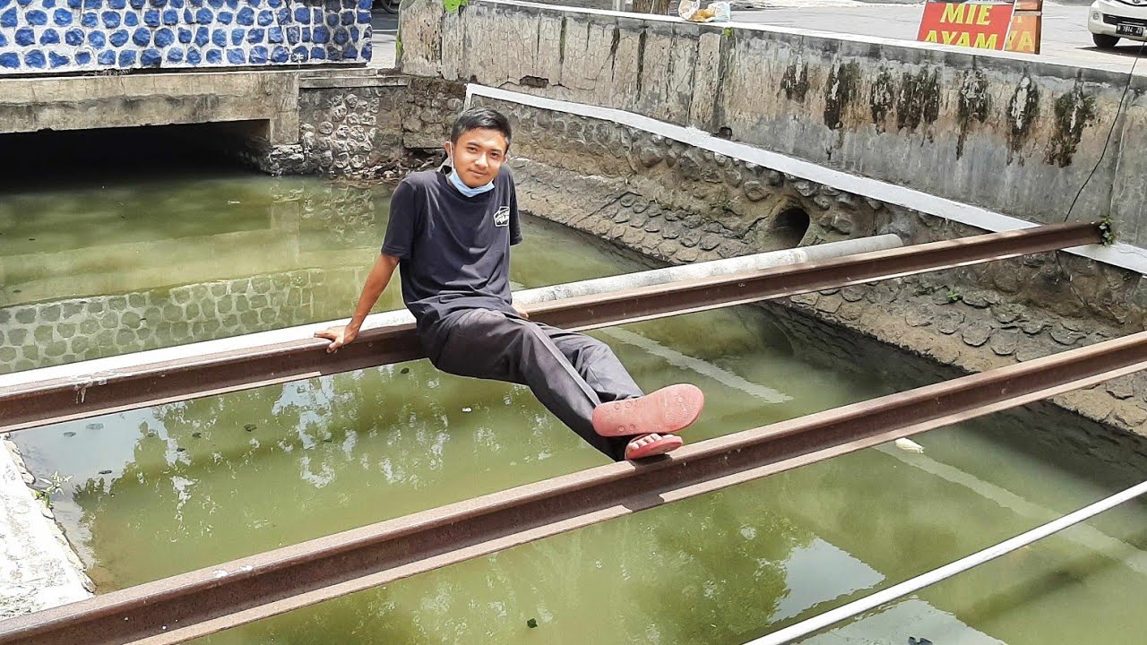 REL KERETA KOK OMPONG BEGINI ! Yaudah Saya Naikin ! Rel Kereta Ditengah Kota.