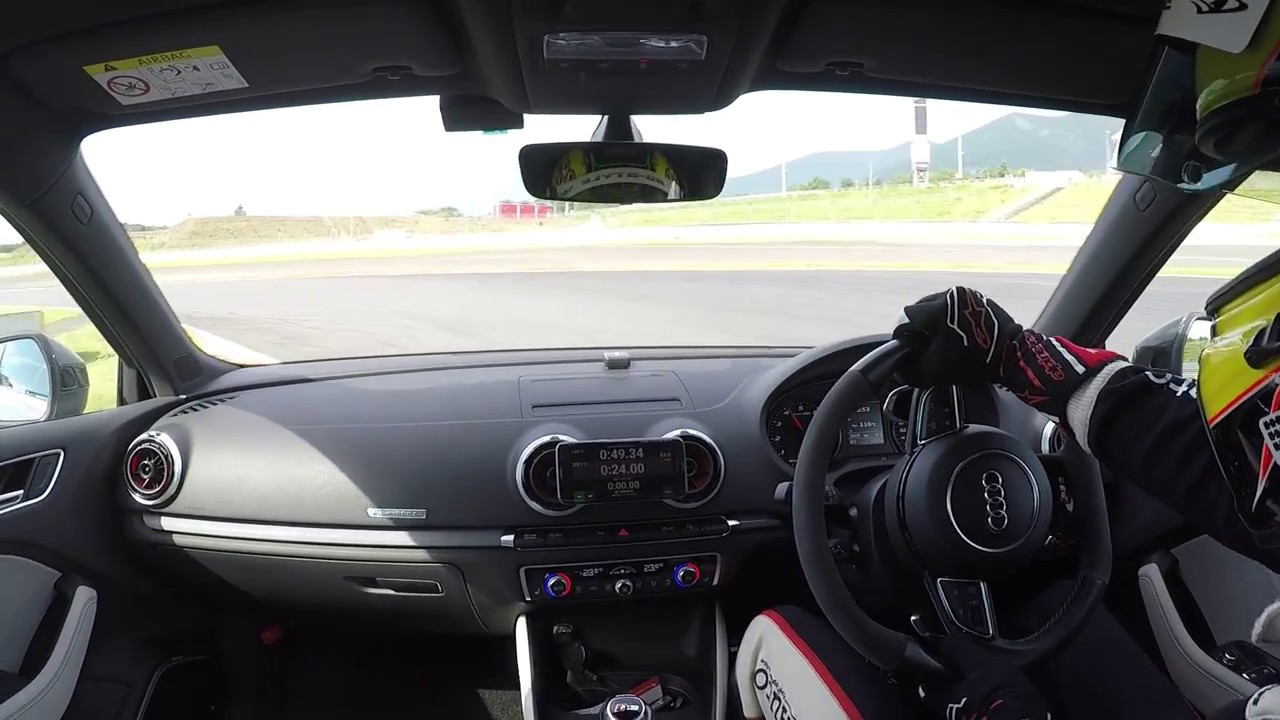 アウディRS3 富士スピードウェイ、プロと初心者の車載動画比較