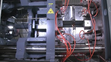 Servo energy saving injection molding machine + in-mold labeling system, Shine Well