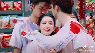 When you secretly love someone BUT everyone knows it😀😀 #qinxiaoxian #秦霄贤 #哈妮克孜 #cbiz