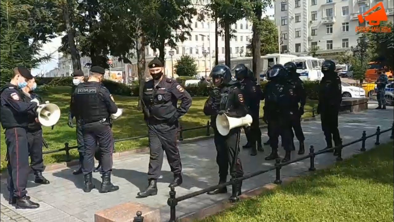 Москвичи вышли кормить голубей в поддержку Хабаровска.Задержания / LIVE 01.08.20