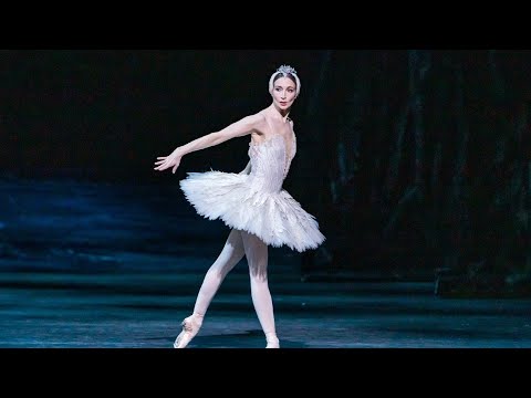 Swan Lake – Odette’s entrance (Lauren Cuthbertson, William Bracewell; The Royal Ballet)