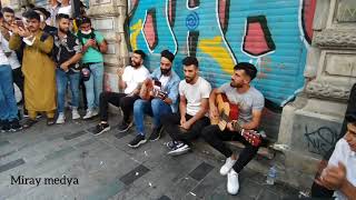 Taksim'de Kürt sokak sanatçılarından hareketli şarkılar | ferhat çetin & yusuf yıldırım.