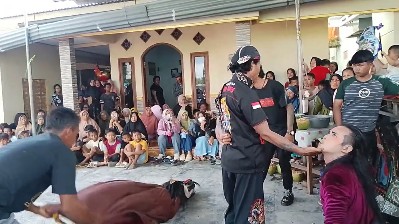 DUA BARONGAN KESURUPAN 