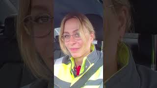 Thumbnail for Rennfahrerin Sophia Flörsch verkleidet als Fahranfängerin | Verstehen Sie Spaß? #motorsport #pranks