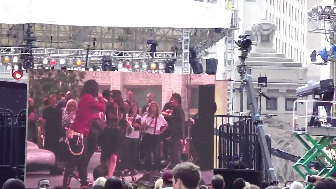 Black Eyed Peas at Oprah's 24th Season Kick Off Block Party! YouTube