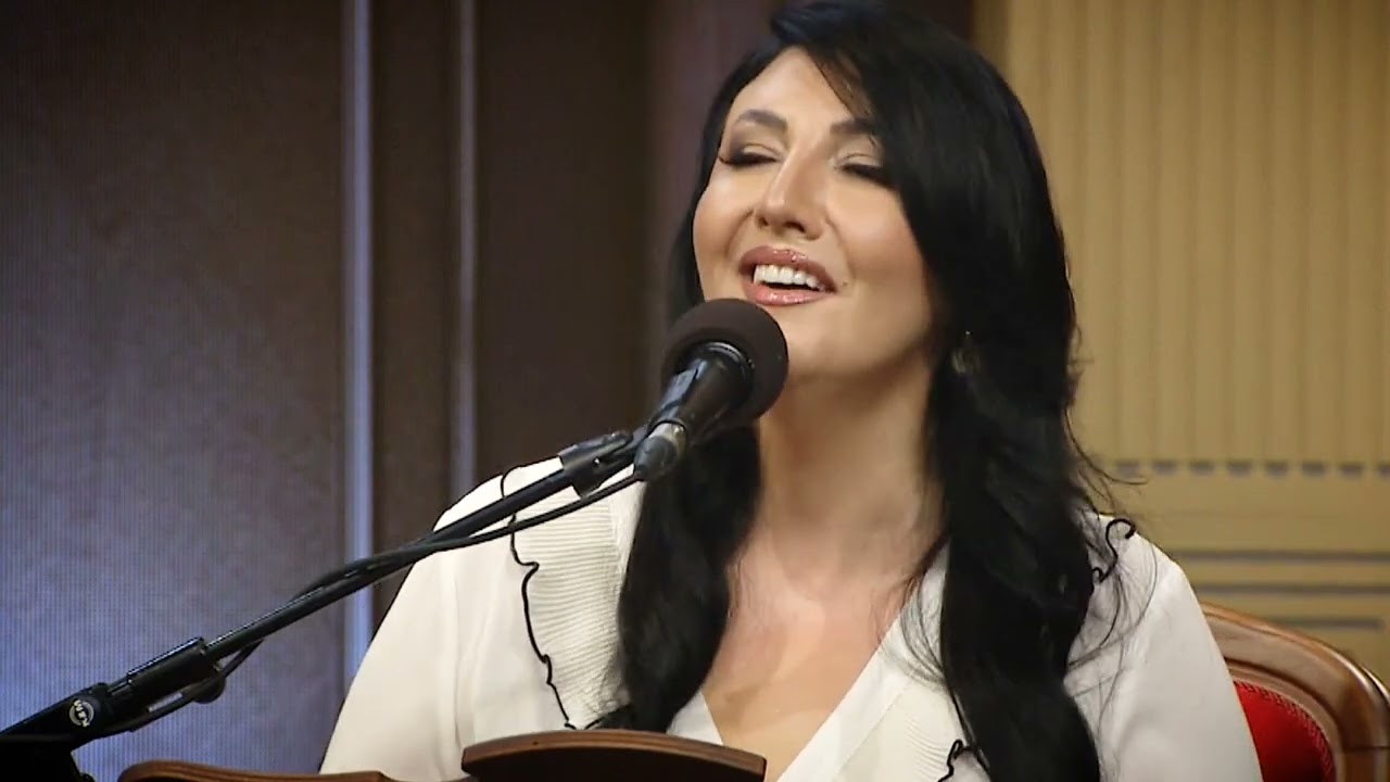 Kır Atıma Bineyim Yâr Yoluna Gideyim** Burcu Göktürk**