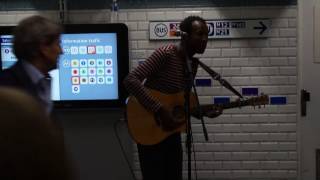 Superfun Paris Metro music busker draws a crowd