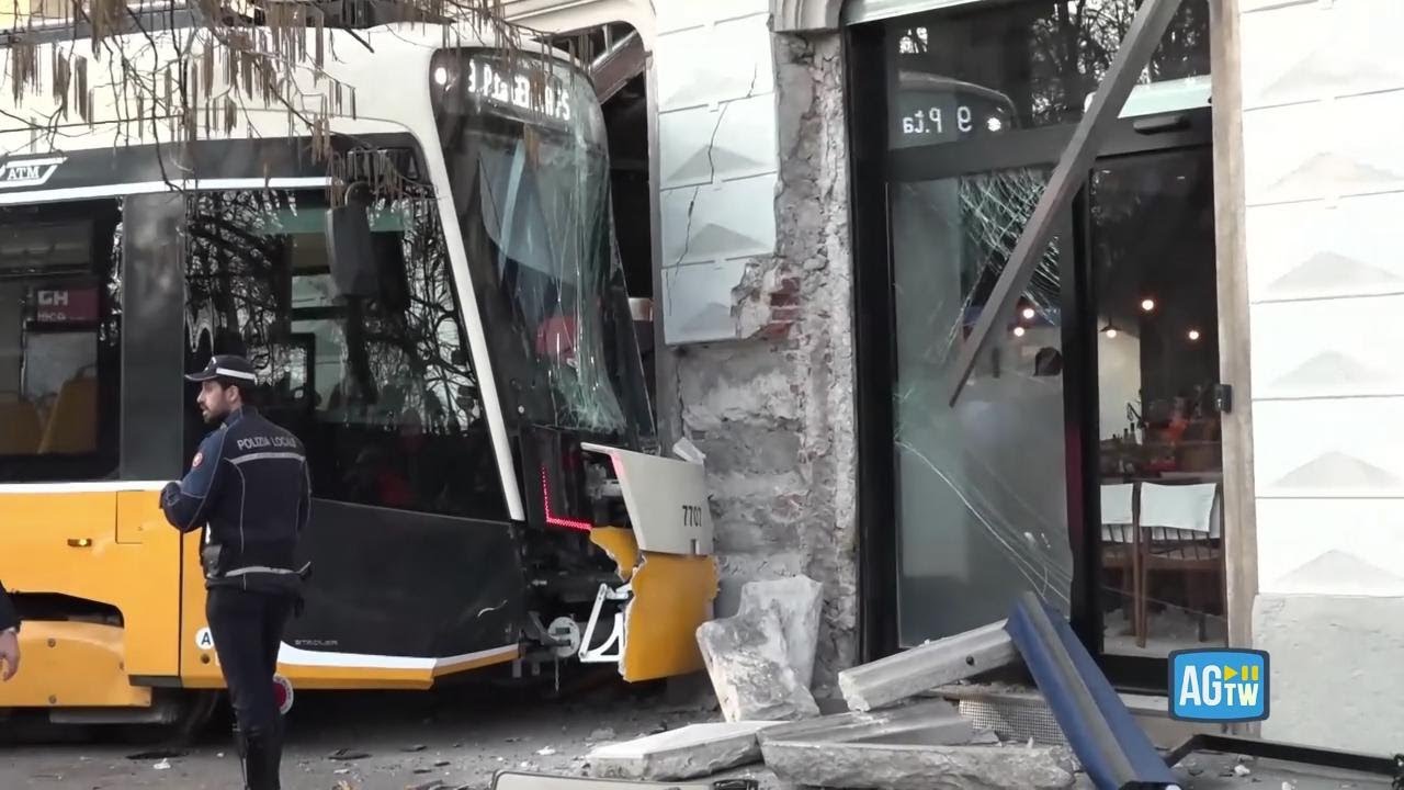 TRAM DERAGLIATO A MILANO: la scena dell'incidente. I passeggeri assistiti dai soccorritori