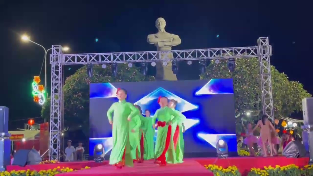 Tết là đây chứ đâu , vũ đoàn Nắng Xuân Hồng 