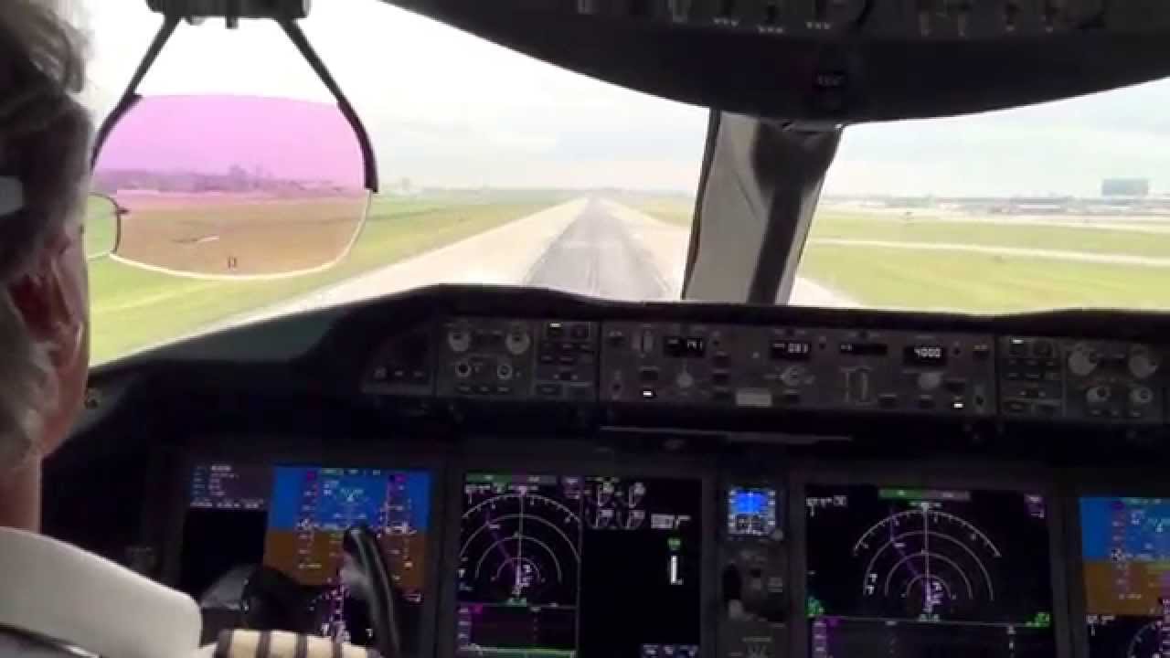 Air Canada Boeing 787 landing at YVR