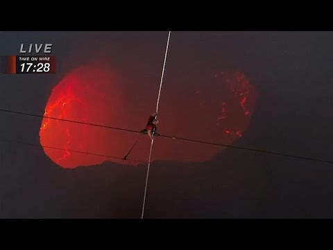 ویدئو بندبازی بر فراز گدازه ها و دهانه آتش فشان