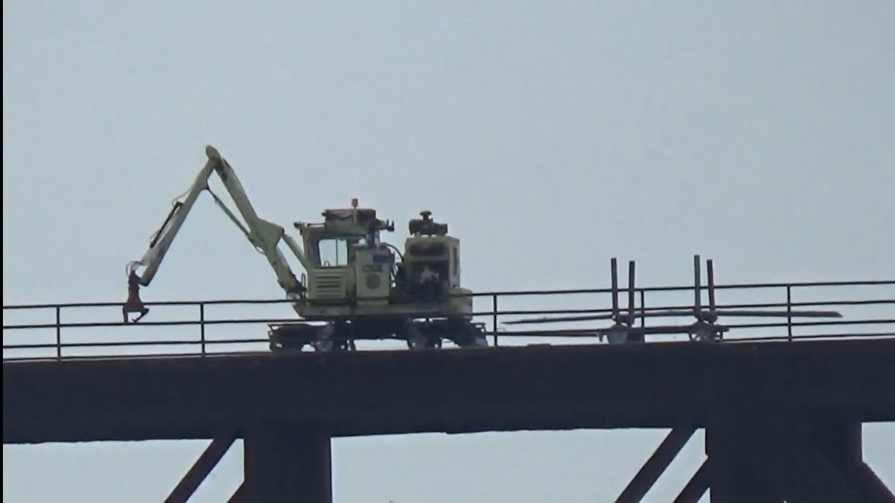 chanel perfume CSX Tractor Is Drop The Logs Off