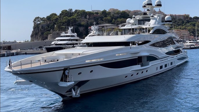 Superyacht Symphony owned by LVMH CEO Bernard Arnault Video: @mrsupery