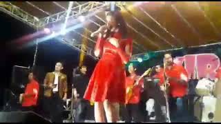 PUTRI SEBELUM TERKENAL NYANYI LAGU OLEH OLEH