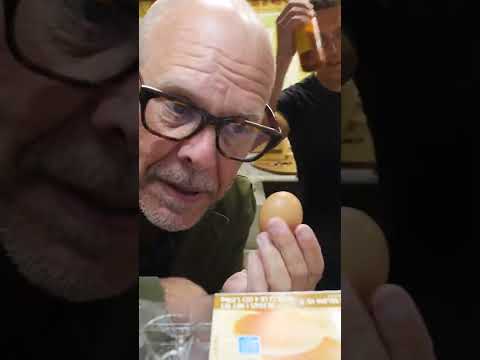 Video: Mit wem ist Alton Brown verheiratet?