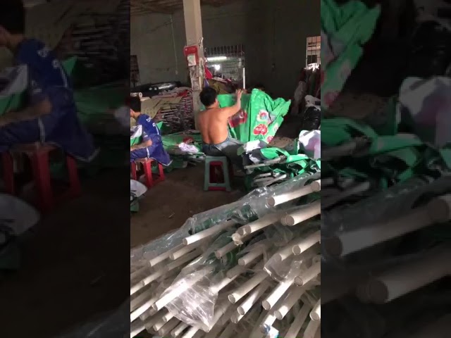 công nhân ráp dù thành phẩm