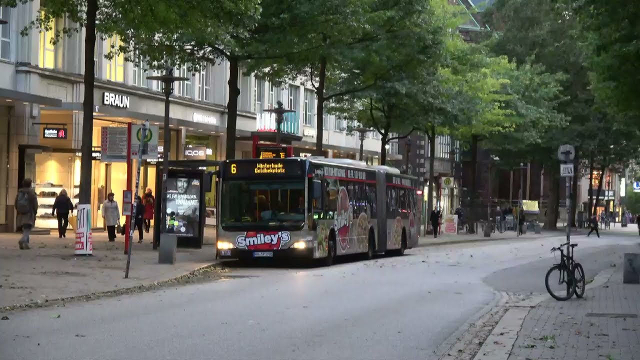 Hochbahn bussen | Mönckebergstraße te Hamburg | o.a. Mercedes-Benz CapaCity L & VanHool newAGG300
