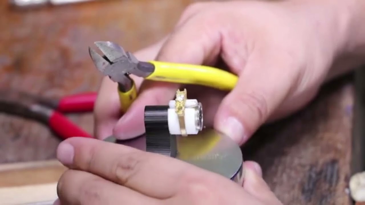 Outils et pierres précieuses pour fabriquer des pierres gemmeuses
