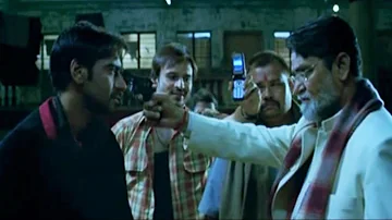 Kareena father threatens Ajay Devgn | Omkara