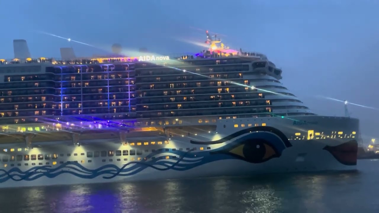 Auslaufen der AIDA Nova in Hamburg (im Winter).