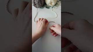 Как соединить две нити при вязании. Очень лёгкий способ! Узелок  очень крепкий! #полезности #вязание