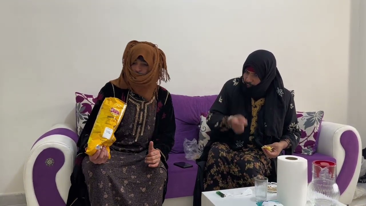 مسكت كنتها عم تاركل مع صديقتها😱