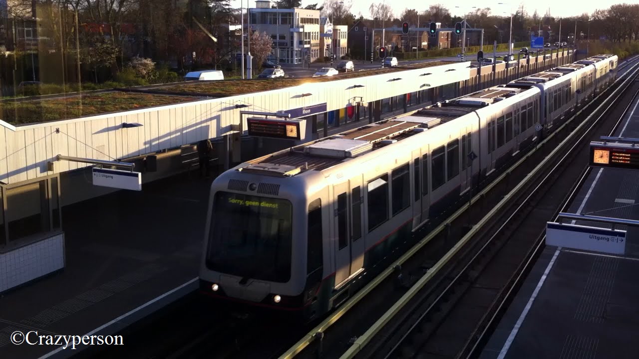RET Metro 5330-5334-5343 (originele kleur) komt door station Rhoon (tijdens de zonsondergang)