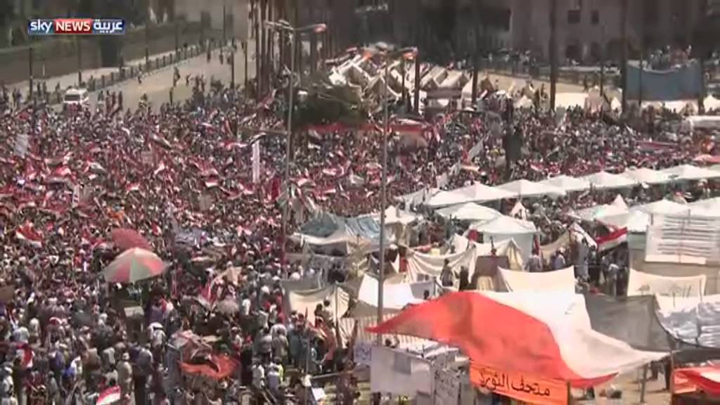 طائرات عسكرية فوق المتظاهرين بمصر