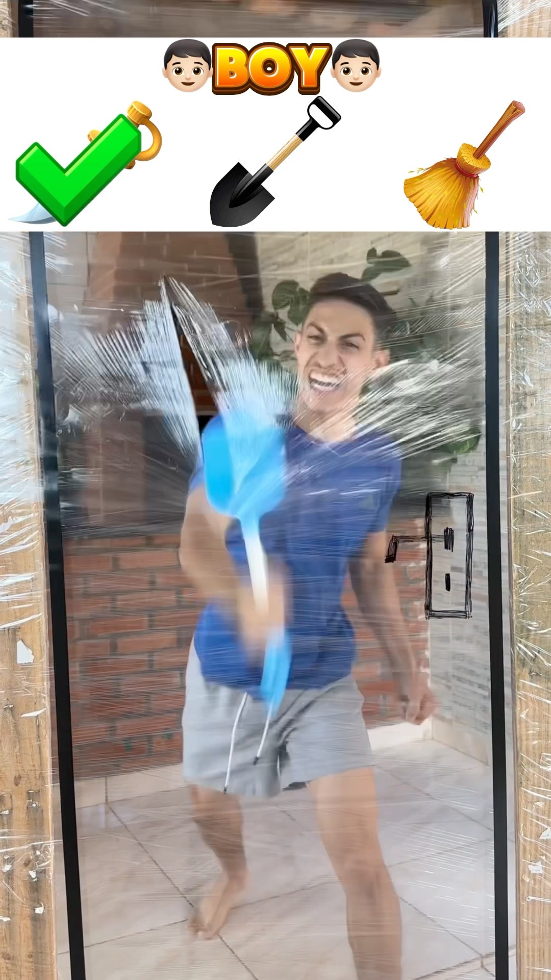 Quem vai rasgar a parede de plástico filme?!? #shorts #challenge