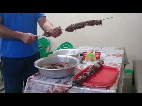 Дагестанец делает шашлык в армянском тандыре.Dagestan Makes Shish Kebab In Armenian Tint