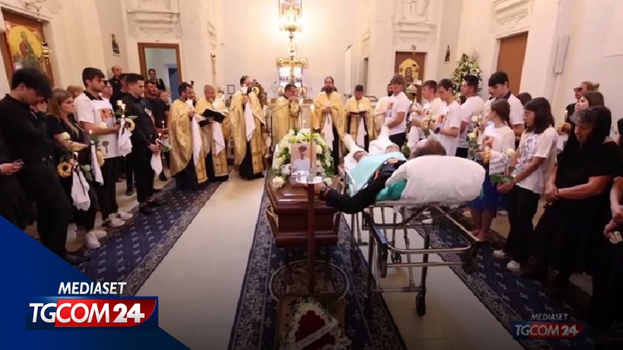 Ferrara, in barella al funerale del figlio