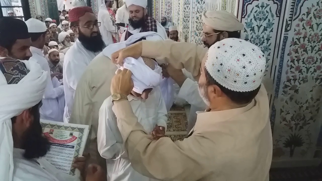 khawaja Nasar Mahmood ny Mahmodia Madrsa main Hufaz ke dastarbandi ki